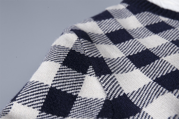 Pulover bărbătesc în carouri cu guler cusut în roșu și alb