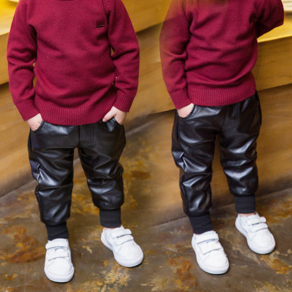 Model nou de pantaloni copii din piele ecologica de culoare neagra pentru baieti