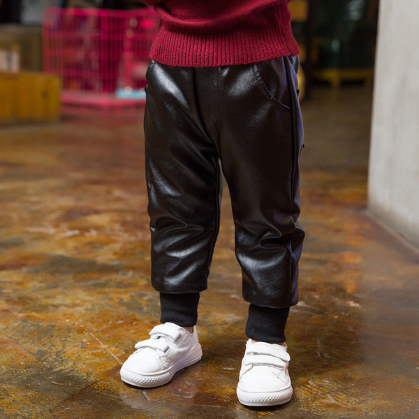 Model nou de pantaloni copii din piele ecologica de culoare neagra pentru baieti