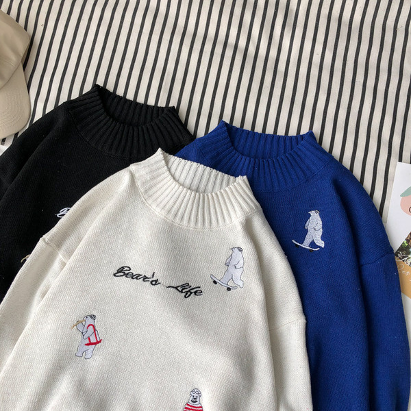 Pulover bărbătesc lat cu broderie în alb, negru și albastru