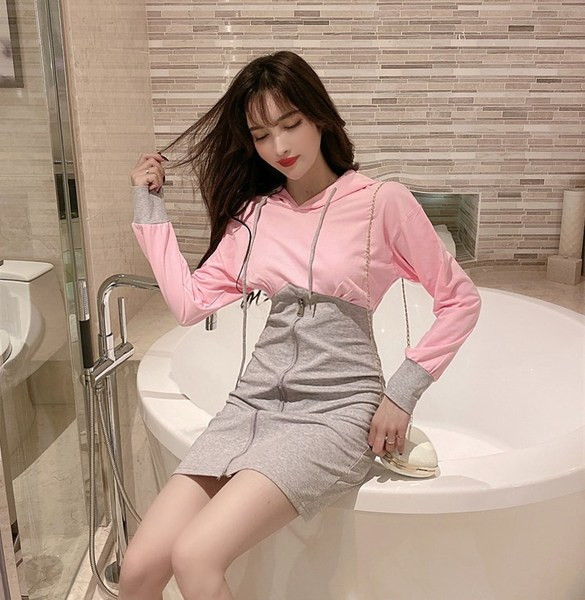 Női rövid alkalmi ruha kapucnival, három színben