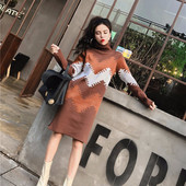 Rochie lunga tricotata cu guler inalt si model colorat