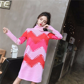 Rochie lunga tricotata cu guler inalt si model colorat