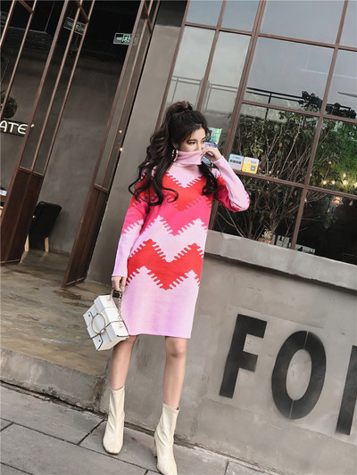 Rochie lunga tricotata cu guler inalt si model colorat