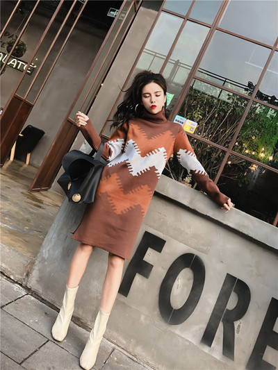 Rochie lunga tricotata cu guler inalt si model colorat