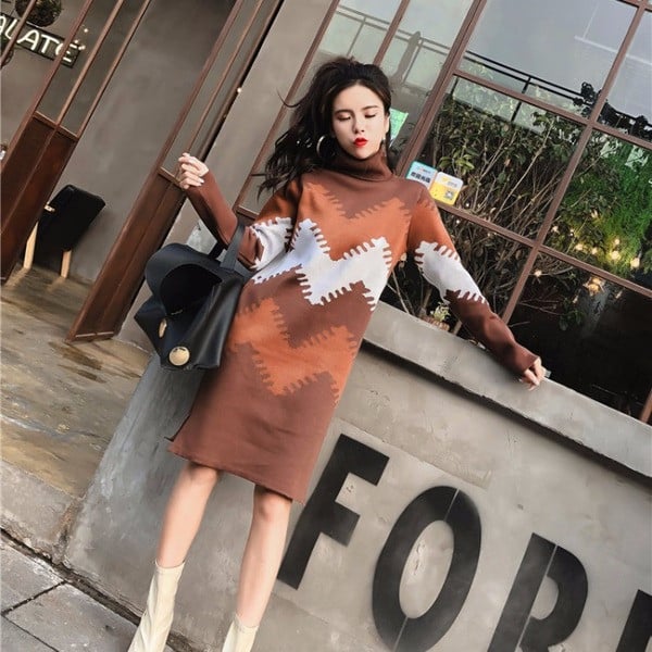 Rochie lunga tricotata cu guler inalt si model colorat