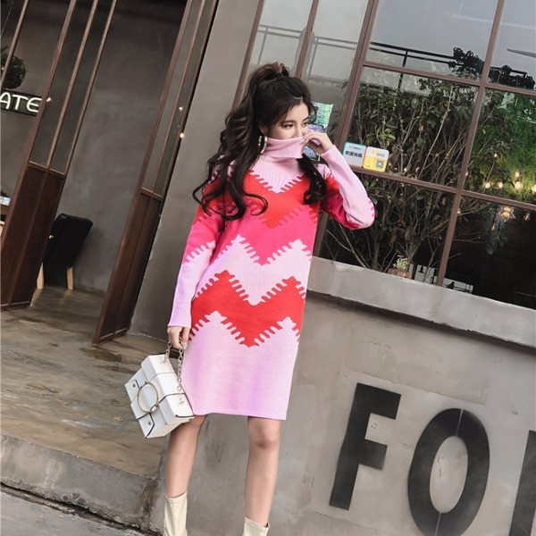 Rochie lunga tricotata cu guler inalt si model colorat