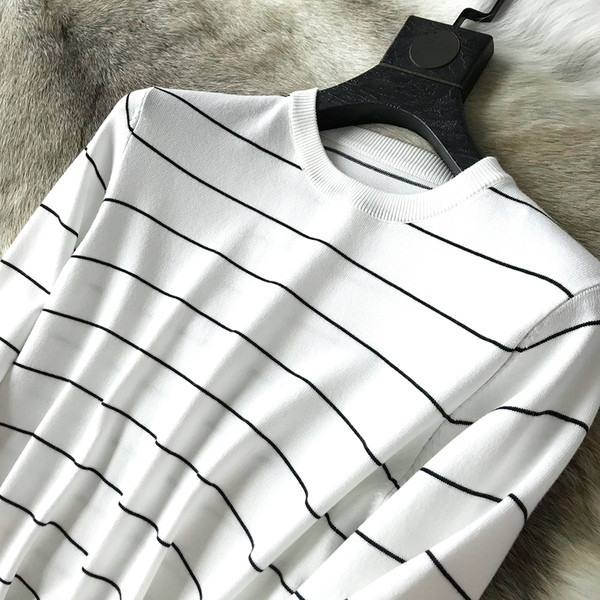 Bluză bărbătească cu dungi în negru, alb, gri și verde