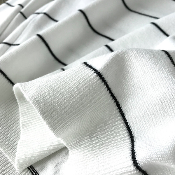 Bluză bărbătească cu dungi în negru, alb, gri și verde