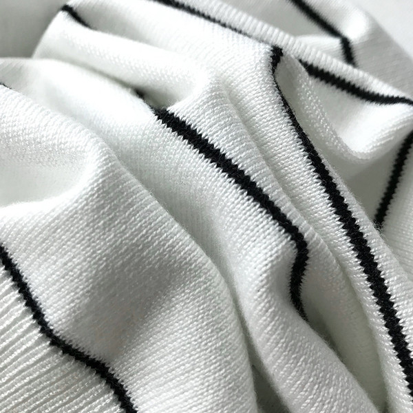 Bluză bărbătească cu dungi în negru, alb, gri și verde