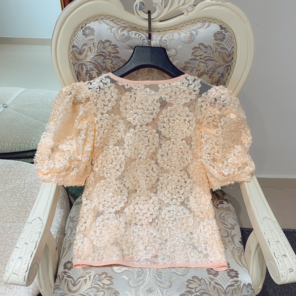 Bluză de damă din dantelă cu decolteu spitz în culoarea roz