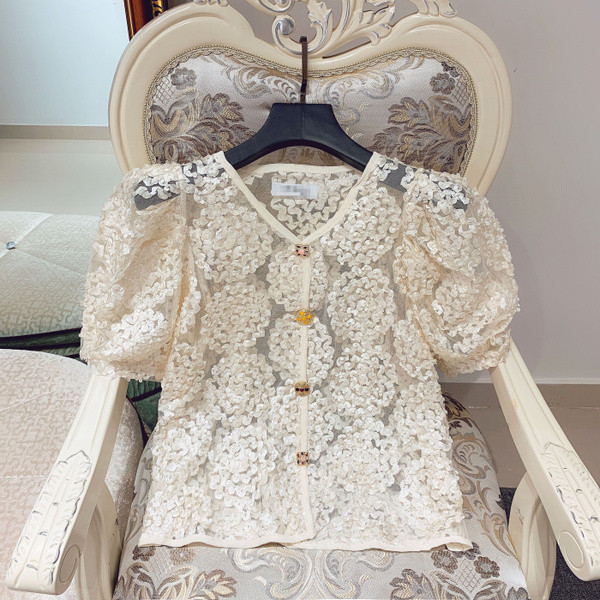 Bluză de damă din dantelă cu decolteu spitz în culoarea roz