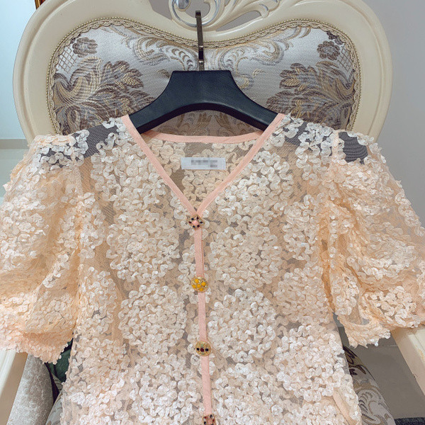 Bluză de damă din dantelă cu decolteu spitz în culoarea roz