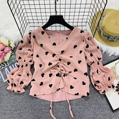 Bluză de damă cu decolteu spitz și inimioare aplicate