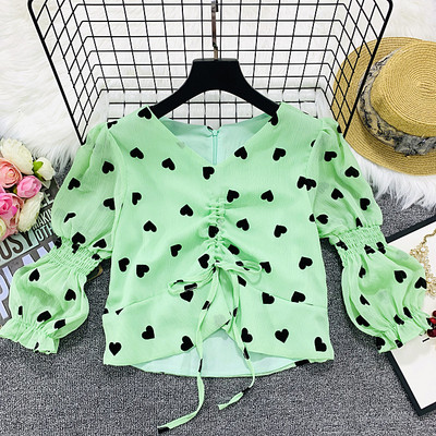 Bluză de damă cu decolteu spitz și inimioare aplicate