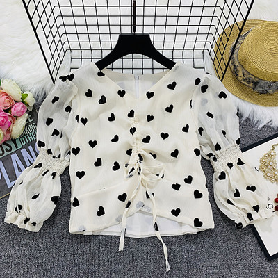 Bluză de damă cu decolteu spitz și inimioare aplicate