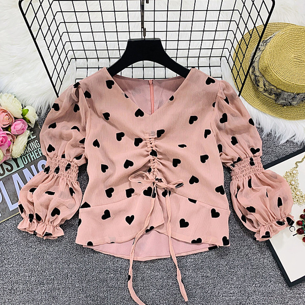 Bluză de damă cu decolteu spitz și inimioare aplicate