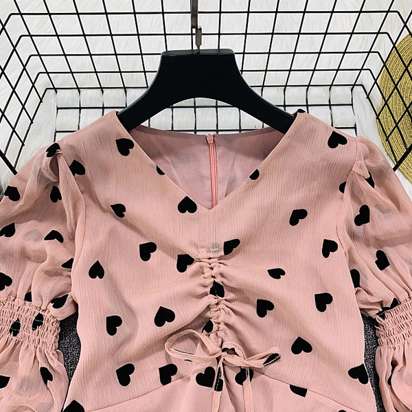 Bluză de damă cu decolteu spitz și inimioare aplicate