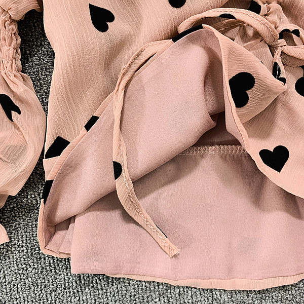 Bluză de damă cu decolteu spitz și inimioare aplicate