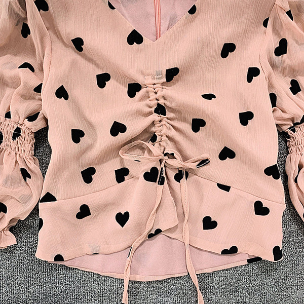 Bluză de damă cu decolteu spitz și inimioare aplicate