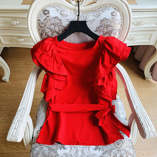 Bluza de damă elegantă cu decolteu rotund este de mai multe culori