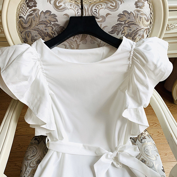 Bluza de damă elegantă cu decolteu rotund este de mai multe culori