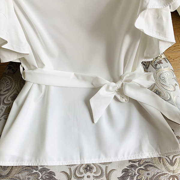 Bluza de damă elegantă cu decolteu rotund este de mai multe culori