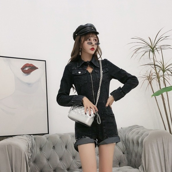 Къс дънков гащеризон в черен цвят с дълъг ръкав и цип