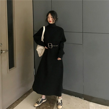 Rochie tricotată lungă și largă, cu guler înalt, de culoare neagră