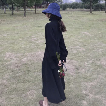 Rochie tricotată lungă și largă, cu guler înalt, de culoare neagră