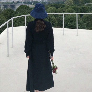 Rochie tricotată lungă și largă, cu guler înalt, de culoare neagră