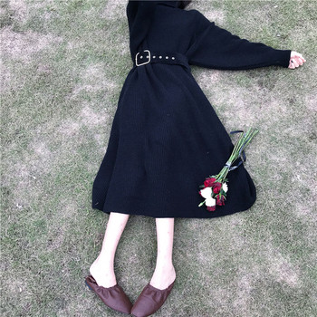 Rochie tricotată lungă și largă, cu guler înalt, de culoare neagră