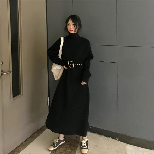 Rochie tricotată lungă și largă, cu guler înalt, de culoare neagră