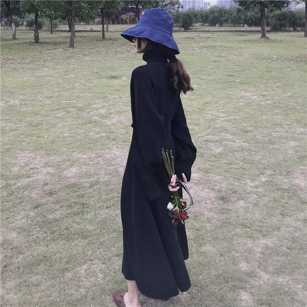 Rochie tricotată lungă și largă, cu guler înalt, de culoare neagră