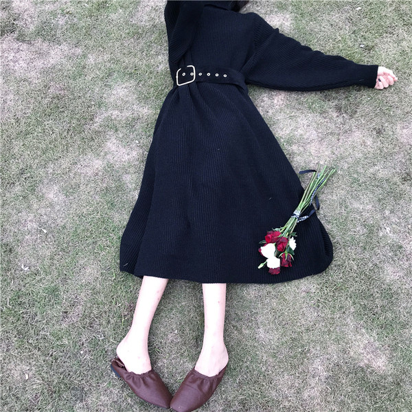 Rochie tricotată lungă și largă, cu guler înalt, de culoare neagră