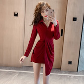 Rochie moderna de dama cu decolteu spitz - model asimetric in negru si rosu