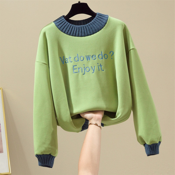 Pulover de dama in trei culori cu inscriptie si decolteu oval