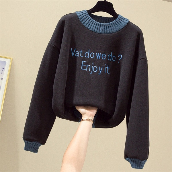 Pulover de dama in trei culori cu inscriptie si decolteu oval