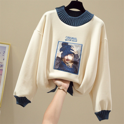 Pulover de dama cu decolteu oval si imprimeu in alb, roz si albastru