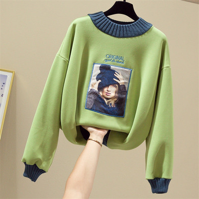 Pulover de dama cu decolteu oval si imprimeu in alb, roz si albastru