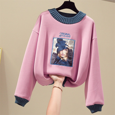 Pulover de dama cu decolteu oval si imprimeu in alb, roz si albastru