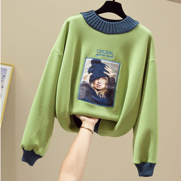 Pulover de dama cu decolteu oval si imprimeu in alb, roz si albastru