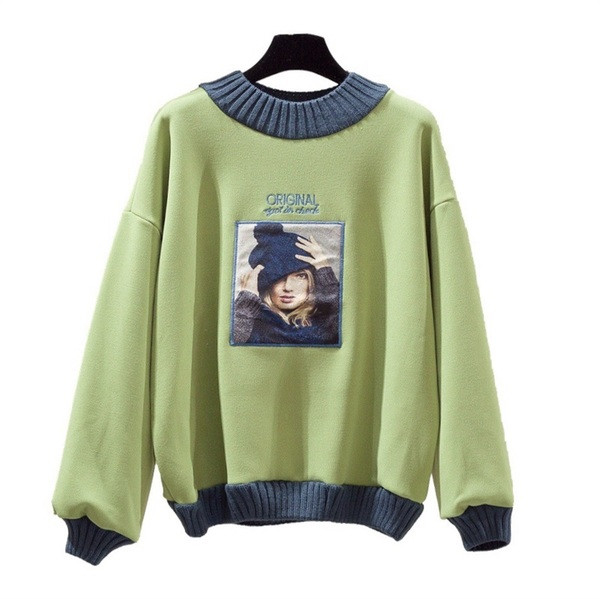 Pulover de dama cu decolteu oval si imprimeu in alb, roz si albastru