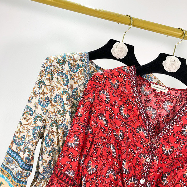 Rochie scurta de dama cu decolteu spitz cu model colorat in doua culori