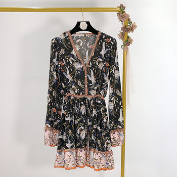 Rövid női ruha spitz nyakkivágással, mintás mintával - szabású modell