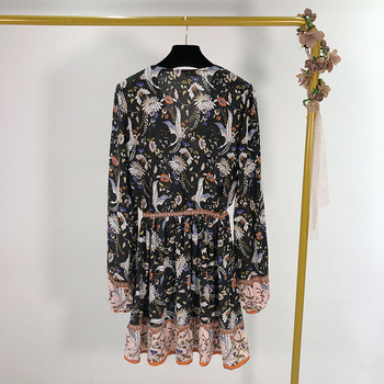 Rövid női ruha spitz nyakkivágással, mintás mintával - szabású modell