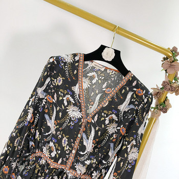 Rövid női ruha spitz nyakkivágással, mintás mintával - szabású modell