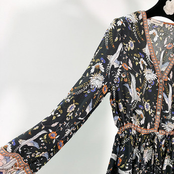 Rövid női ruha spitz nyakkivágással, mintás mintával - szabású modell