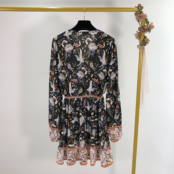 Rövid női ruha spitz nyakkivágással, mintás mintával - szabású modell