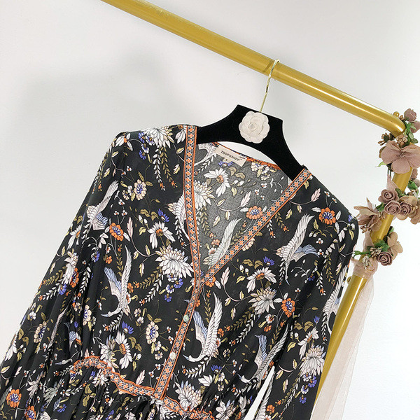 Rövid női ruha spitz nyakkivágással, mintás mintával - szabású modell